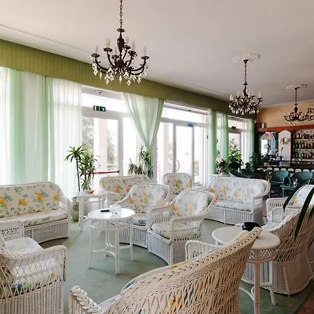 Hollywood Hotel 3*